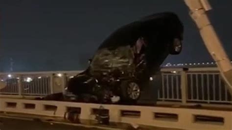武汉长江大桥发生车祸 私家车撞断护栏悬空卡住_手机新浪网