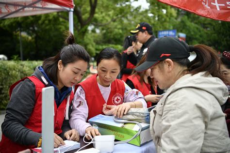 市红十字会志愿者参加无偿献血宣传月活动 - 东台市红十字会