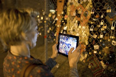 在英国伦敦的夜间墙上拍摄爱情锁高清图片下载-正版图片501845774-摄图网