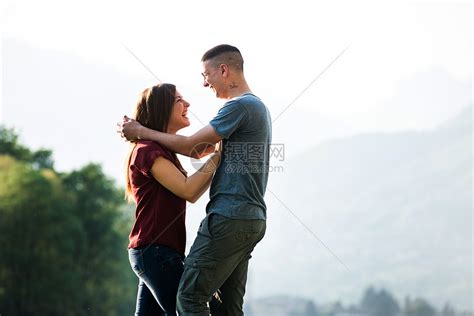 情侣在户外面对面拥抱高清图片下载-正版图片501877873-摄图网
