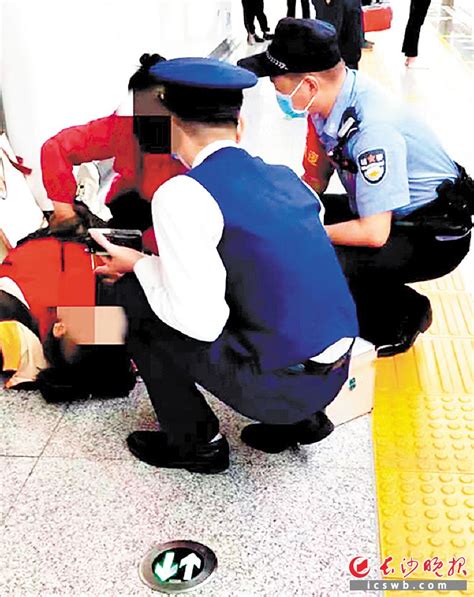 车站内女子发病倒地，女公交车司机带头救人还垫治疗费
