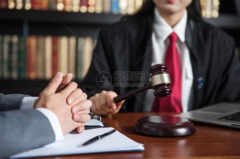 律师或律师在法庭上讨论合同协议客户法官服务理念高清图片下载-正版图片503856787-摄图网