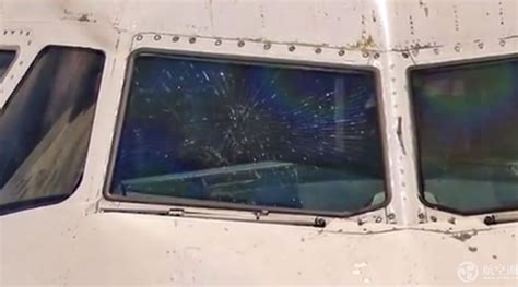一架飞机上掉下一块冰 砸烂下面英国航空波音777挡风玻璃 - 民航 - 航空圈——航空信息、大数据平台