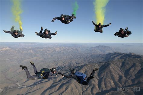 从在降落伞的角度拍摄,跳伞运动,自由落体,可穿戴式相机,连身服,降落伞运动,降落伞,天空,风,休闲活动摄影素材,汇图网www.huitu.com