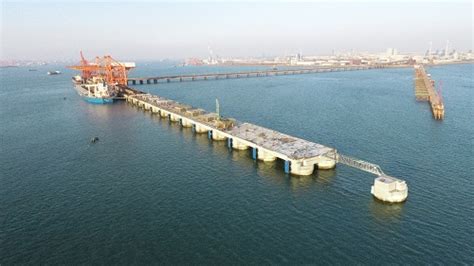 防城港钢铁基地项目101号泊位完成码头面层浇注及钢联桥安装