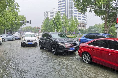 武汉遭遇罕见大暴雨 市区现“瀑布”|渍水|武汉市_凤凰娱乐