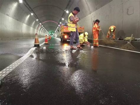 暴雨导致隧道路面凸起！一路三方紧急抢险