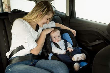 开车的母亲和坐在前座上的婴儿高清图片下载-正版图片304280483-摄图网