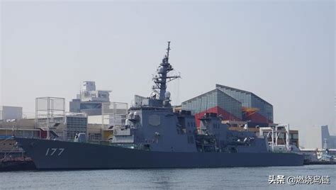 日本海上自卫队舞鹤基地停泊的宙斯盾驱逐舰雾岛号与隼鹰号导弹艇__财经头条