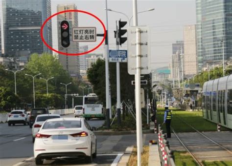开车通过路口时，全屏灯和箭头灯到底看哪个？_长江云 - 湖北网络广播电视台官方网站