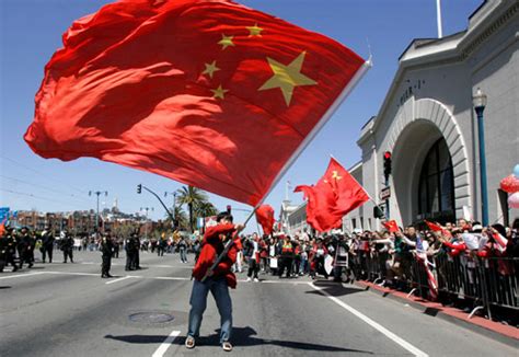 火炬旧金山传递 华侨华人高举五星红旗一起奔跑
