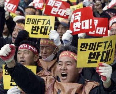 韩国游行反对韩美贸易协定