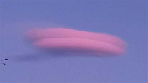 北京清晨天空现玫瑰色荚状云 形状超萌似大号粉红色“棉花糖”_腾讯视频