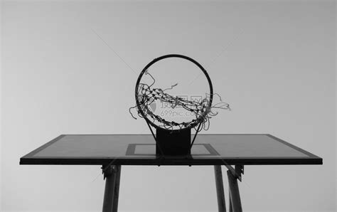 在公共体育场的天空背景上旧篮球圈的黑白人音摄影分数竞技场高清图片下载-正版图片307931868-摄图网