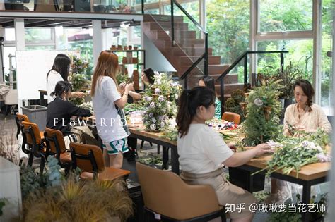 11朵白玫瑰+洋甘菊+尤加利 如图制作包装订单详情-花娃-中国最大花店加盟平台