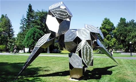 美国大学校园为何放置抽象雕塑|学生|校园_凤凰资讯