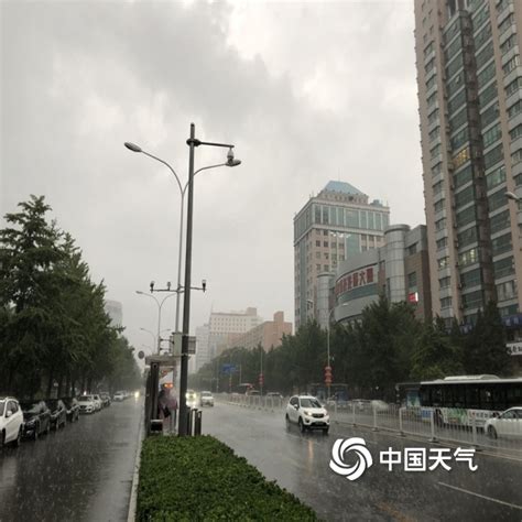 北京再迎雷阵雨 天空阴沉地面湿滑-图片-中国天气网