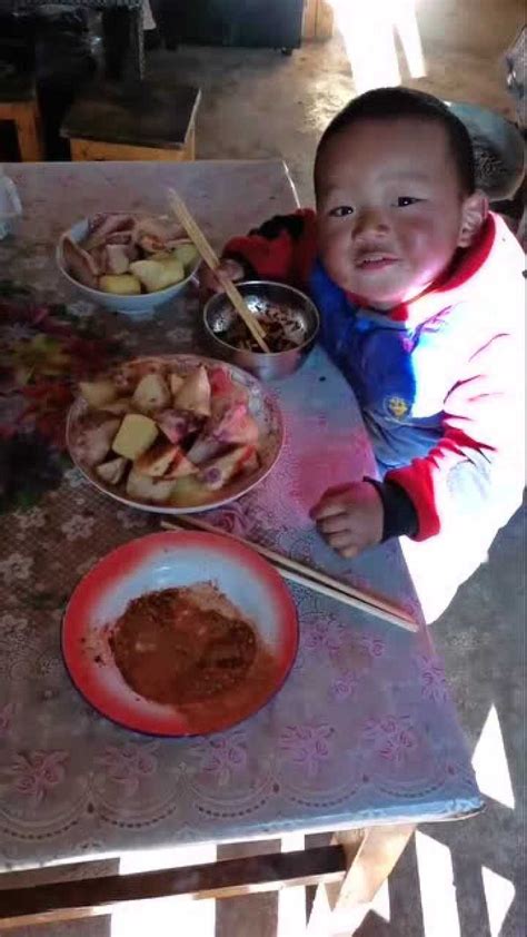 这孩子太可爱了，一天三顿都吃洋芋，心疼这个孩子！_腾讯视频