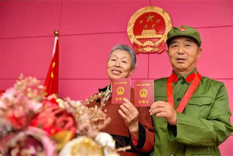 浙江湖州：光荣在党五十年 老党员喜补结婚证-荔枝网图片