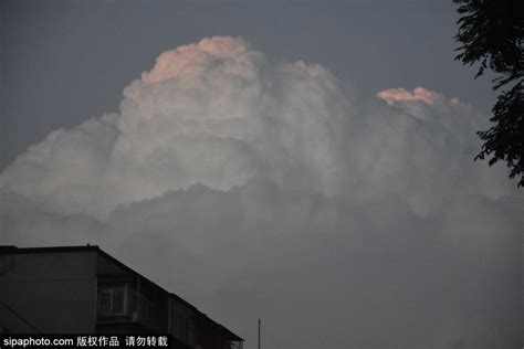 北京巨型“火烧云版”现身北京美不胜收