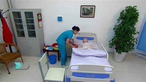 等了11年，上海这位瘫痪老人终于洗了一次澡！助浴师上门，换来了久违的体面|上海_新浪新闻