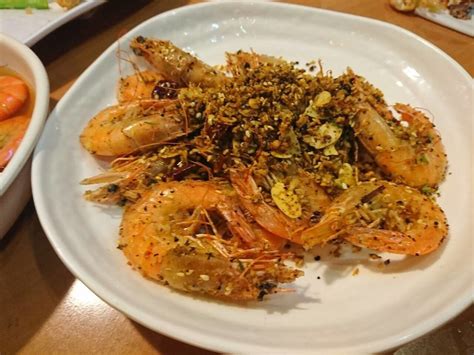 深色盘冰鲜虾 / 海鲜餐厅加香料煮熟的去皮虾高清摄影大图-千库网