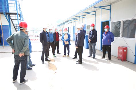 五一劳动节公司领导看望慰问项目一线员工-陕西榆林中金建设有限公司