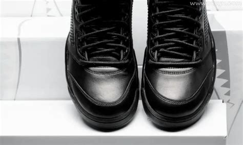 梦见一双黑色的鞋子是什么意思预兆 - 原版周公解梦大全