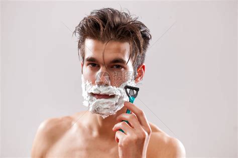 年轻英俊的男人正在刮胡子高清图片下载-正版图片503397668-摄图网