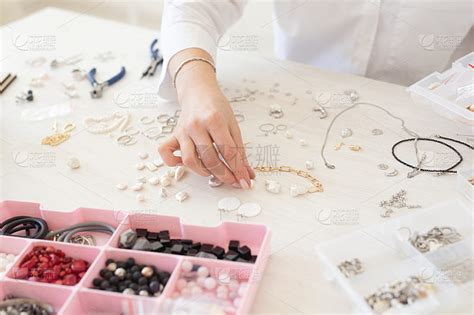 专业珠宝设计师制作手工珠宝工作室车间特写。时尚，创意和手工的概念