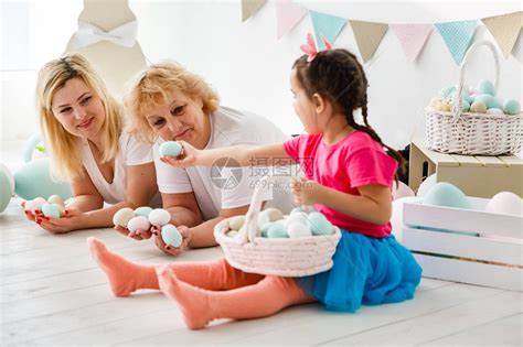 快乐的小女孩与母亲和祖母玩复活节鸡蛋高清图片下载-正版图片505585716-摄图网