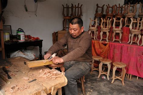 木匠师傅在雕刻木材高清图片下载-正版图片500607696-摄图网