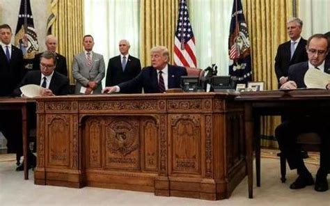 塞总统身高2米坐小板凳：特朗普背靠皮沙发椅，高高在上气派十足|杜达|武契奇|塞尔维亚_新浪新闻