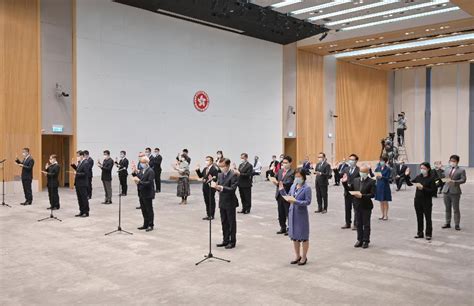 林郑月娥见证下，香港特区政治委任官员宣誓拥护基本法、效忠香港特区