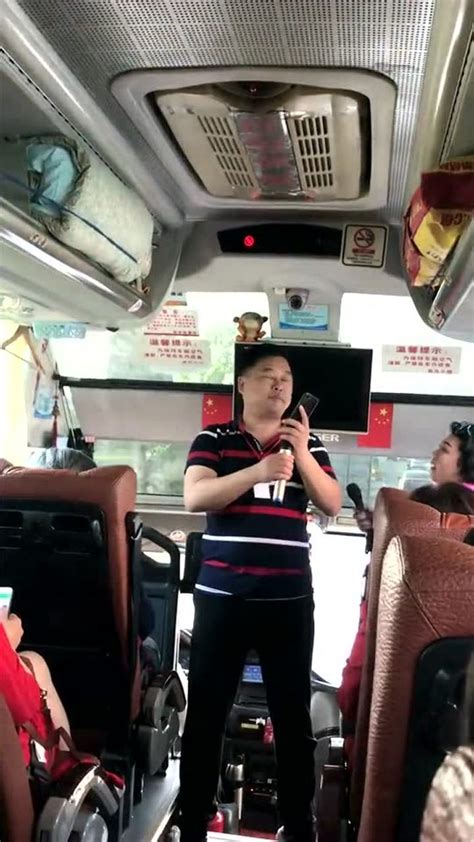 大巴车的司机才艺真多，随便唱歌就这么好听，必须点赞！_腾讯视频
