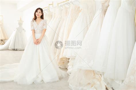 在婚纱店试穿婚纱的甜美女孩高清图片下载-正版图片501655471-摄图网
