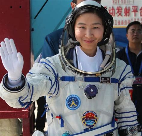 接棒杨利伟 中国首位女航天员刘洋领新任务_手机新浪网