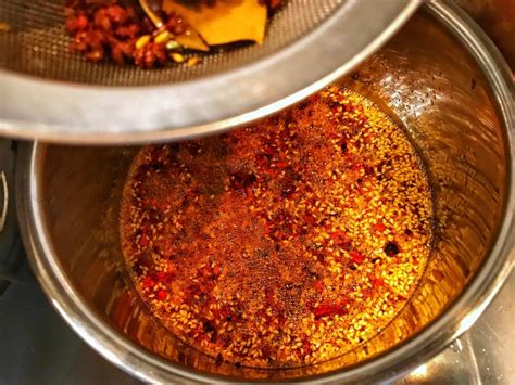 炸辣椒油不要直接浇热油，这样做才好吃，又香又辣超下饭