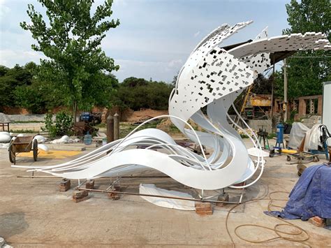 5月打造西安德杰国际城不锈钢雕塑-西安云行大川雕塑景观工程有限公司