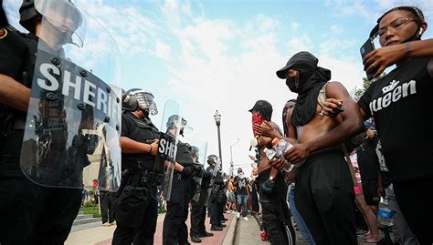 美国费城警察枪杀非裔男子 引发民众持续示威-影像视觉