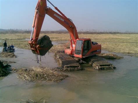 哪里有新疆河道清淤挖掘机出租(公司,价格,报价,多少钱) -- 水陆挖掘机租赁中心