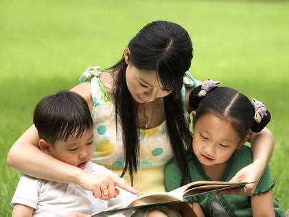 和孩子一起看书，感受阅读对成长的意义