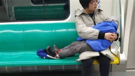 宝妈带双胞胎坐地铁，艰难带孩子下楼梯，网友：为母则刚__凤凰网