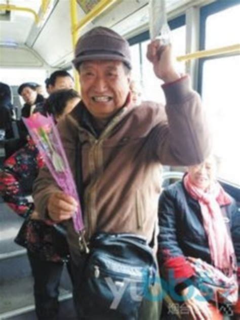 地铁车厢当成自己家 老人竟在座位上拣菜_上海滩_新民网
