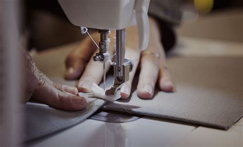 女人在缝纫机上用一块布工作高清图片下载-正版图片503959366-摄图网