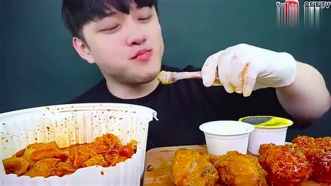韩国吃货大嘴哥，吃调味炸鸡，配上奶酪辣炒年糕，吃得太过瘾了