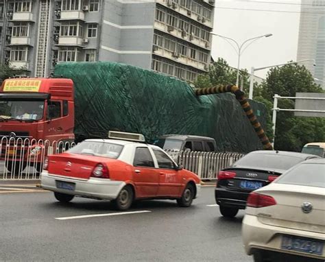 武汉一货车撞坏立交限高架 致行车缓慢两小时_大楚网_腾讯网