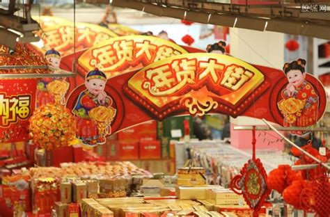 春节前，很多人会来香港海味参茸燕窝街买年货。泛指德辅道西__财经头条