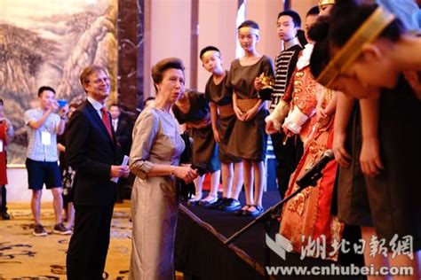 英国安妮公主访问武汉，她是英国女王唯一的女儿_荆楚网