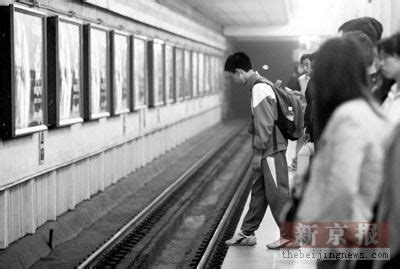 8天内3名乘客掉进地铁轨道死亡 监控成问题_新闻中心_新浪网